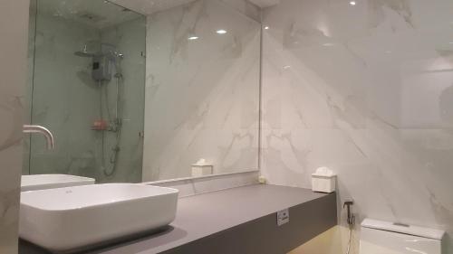 Ένα μπάνιο στο Wora Stay room Kata beach