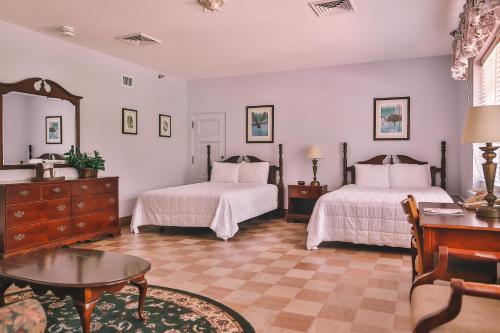 Ένα ή περισσότερα κρεβάτια σε δωμάτιο στο The Lodge at Wakulla Springs