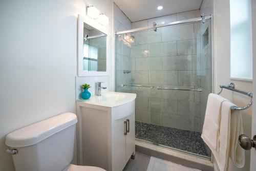 Ένα μπάνιο στο Modern Studio apt. 0.8 miles to the Beach