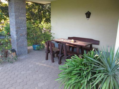 einen Holztisch und Stühle auf einer Terrasse in der Unterkunft Ferienwohnungen Haus Bliem in Lieserhofen