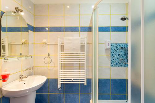 Ванная комната в Double Room Lukre with city view