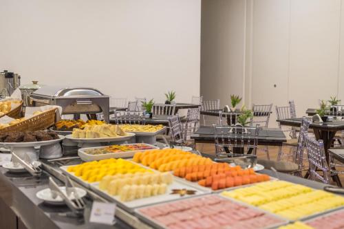 a buffet with many different types of food on a table at Bristol Guararapes Fortaleza Centro de Eventos in Fortaleza