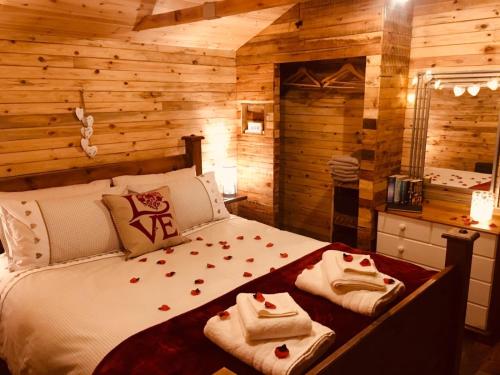 1 dormitorio con 1 cama con toallas en Sunset Cabin en Mold