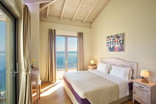 une chambre avec un lit avec vue sur l'océan dans l'établissement My Villa Corfu, à Nisakion