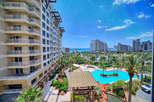 una vista aérea del complejo con una piscina y el océano en Sandestin Resort Luau by Tufan, en Destin