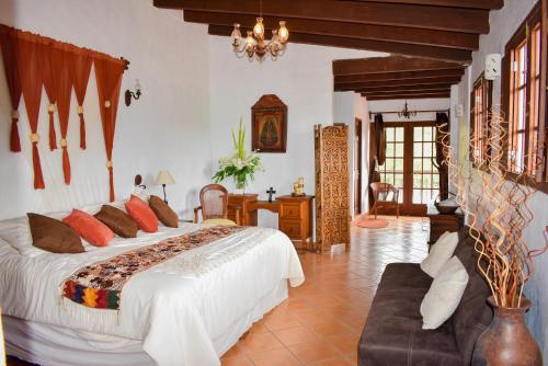 Postel nebo postele na pokoji v ubytování Hacienda La Moreda Hotel Boutique & Spa