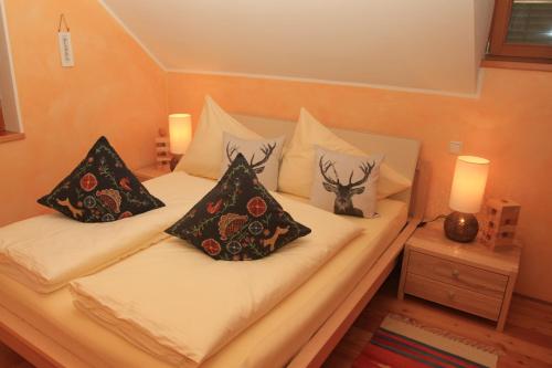 um quarto com duas camas com almofadas em Finkennest em Bad Kleinkirchheim