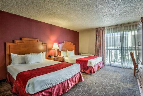 een hotelkamer met 2 bedden en een raam bij The Edgewater Hotel and Casino in Laughlin