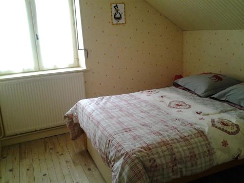 une petite chambre avec un lit et une fenêtre dans l'établissement La montagne, à La Bresse