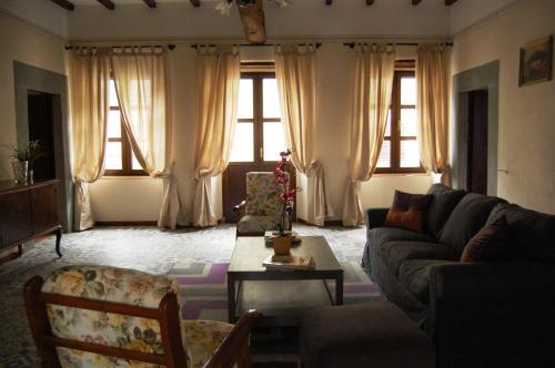 sala de estar con sofá y mesa en Villa ULQINI en Bagni di Lucca
