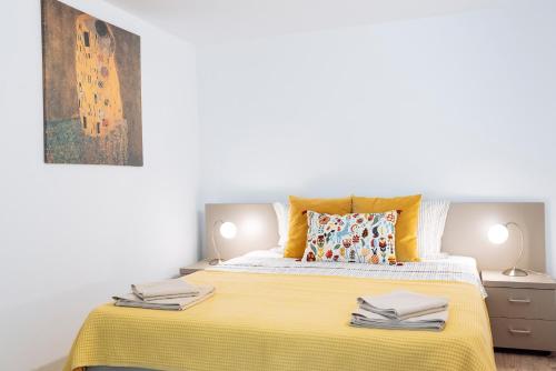 1 dormitorio con 1 cama con manta amarilla en Lovely house and courtyard in city center en Bucarest