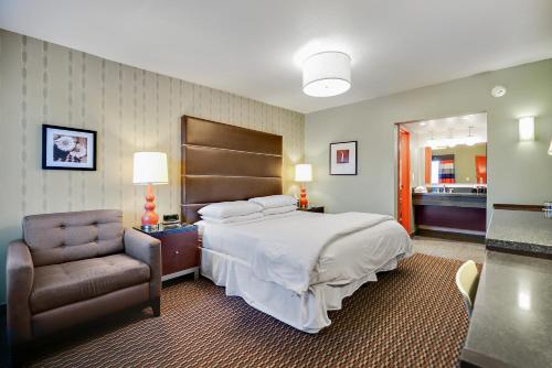 Tempat tidur dalam kamar di 3 Palms Hotel