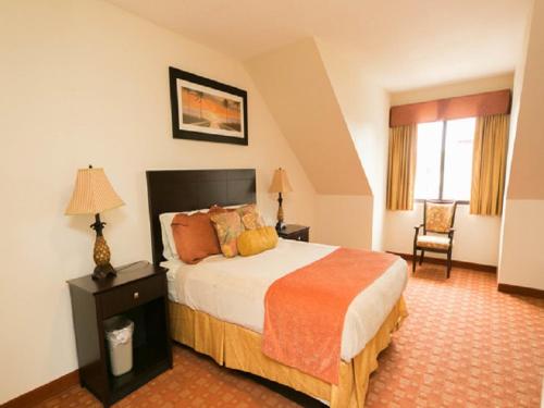 um quarto de hotel com uma cama e uma cadeira em Put-in-Bay Resort & Conference Center em Put-in-Bay