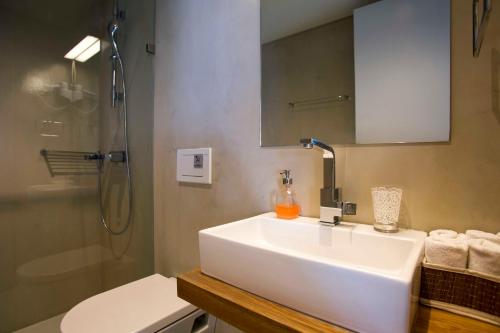 une salle de bain avec un lavabo blanc et une douche dans l'établissement My Villa Corfu, à Nisakion