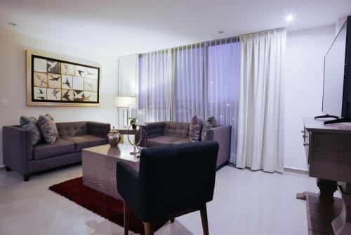 塞拉亞的住宿－Ventura Apartments，客厅配有沙发和桌子
