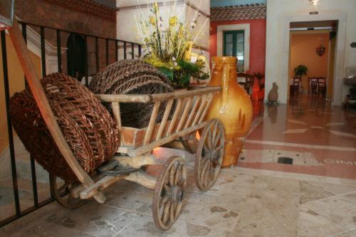 a wooden wagon with a vase on top of it at MARCHESINA RESORT srls in Teggiano
