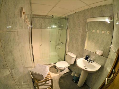 a bathroom with a toilet and a shower and a sink at C4 Cactus Holiday Homes - Puerto del Rosario in Puerto del Rosario