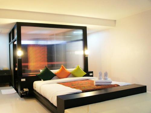 Khun Chaweng Resort tesisinde bir odada yatak veya yataklar