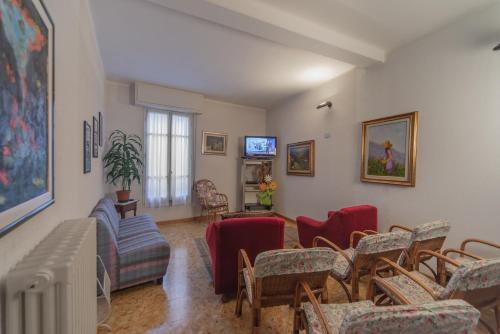 una sala de espera con un montón de sillas y una TV en Miramonti en Calizzano