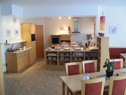 Kuchyň nebo kuchyňský kout v ubytování Landhotel Larenzen