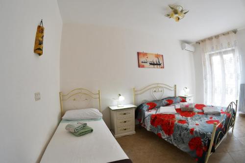 1 dormitorio con 2 camas individuales y mesa en Marghegio' house, en Ceglie Messapica