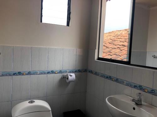 Bilik mandi di Casa Salkantay Cusco