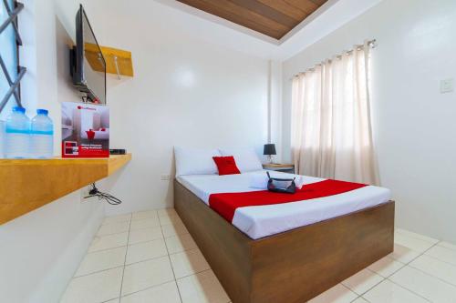 En eller flere senge i et værelse på RedDoorz Plus @ Casa Lucia Sindalan San Fernando City Pampanga