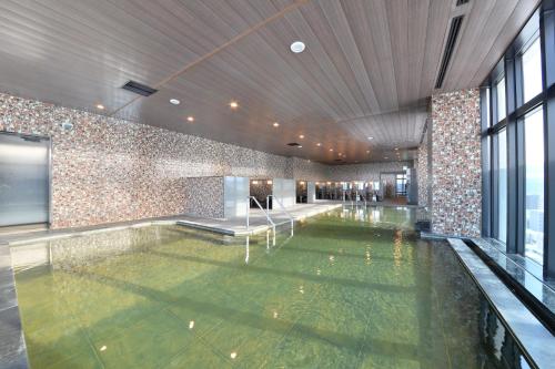 ein Schwimmbad in der Mitte eines Gebäudes in der Unterkunft Hakodate Kokusai Hotel in Hakodate