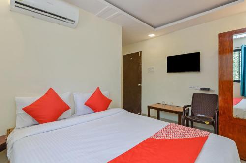 Postel nebo postele na pokoji v ubytování Hotel Devi Residency