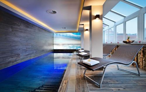 uma piscina no chão de um quarto de hotel em Best Western Hotel Das Donners em Cuxhaven