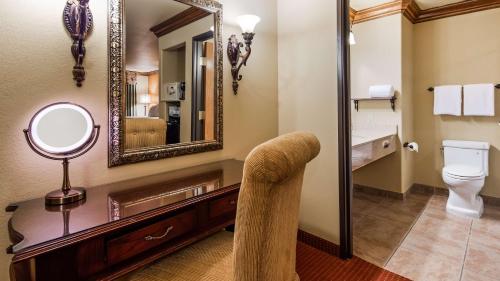 Kylpyhuone majoituspaikassa Best Western San Isidro Inn