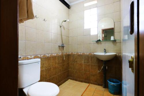 Ένα μπάνιο στο RedDoorz Plus near Brawijaya Museum