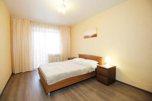 - une petite chambre avec un lit et une fenêtre dans l'établissement Apartments Tomsk House na Gogolya, à Tomsk