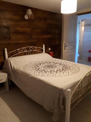 une chambre avec un lit avec une couette blanche dans l'établissement La Fenière, à Sault