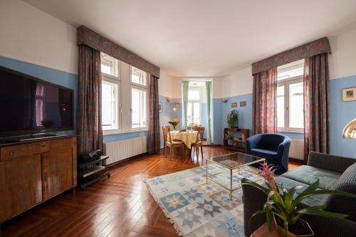 salon z kanapą i telewizorem w obiekcie Mondial Appartement Hotel w Wiedniu