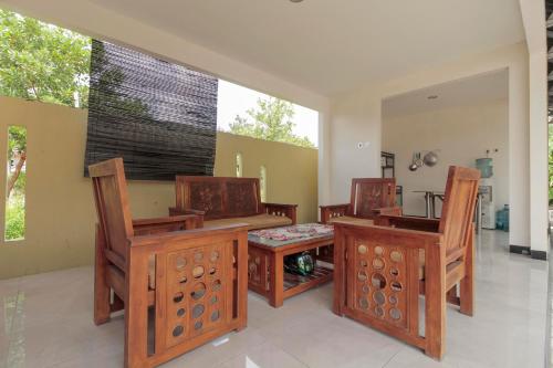 un soggiorno con 4 sedie e un tavolo di RedDoorz At Jalan Bukit Keminting a Palangkaraya