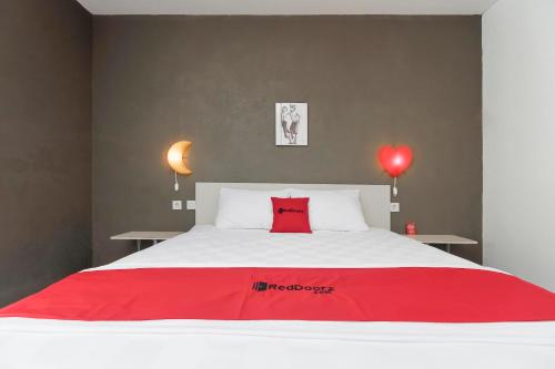 Letto o letti in una camera di RedDoorz At Jalan Bukit Keminting