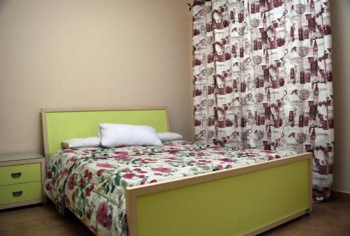 una camera con letto e testiera verde di Rino Residential Apartment For Families only a Il Cairo