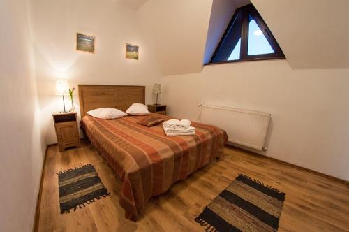 um quarto com uma cama grande e uma janela em Floarea Soarelui em Cheia