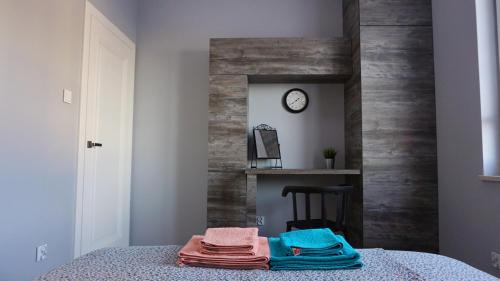 a room with a table and a clock on a wall at Apartament Lublin Centrum "Foxy Cat" in Lublin