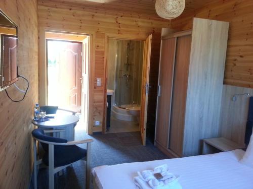 Pokój z łazienką z toaletą i umywalką w obiekcie Rybaczówka Karczma Rybna w Świnoujściu