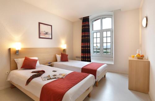 Cette chambre comprend 2 lits et une fenêtre. dans l'établissement Vacancéole - Les Demeures Champenoises, à Épernay