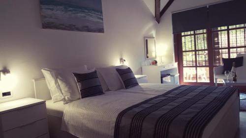 Habitación blanca con cama grande con almohadas en Villa Ruhige Lage en Rakovica