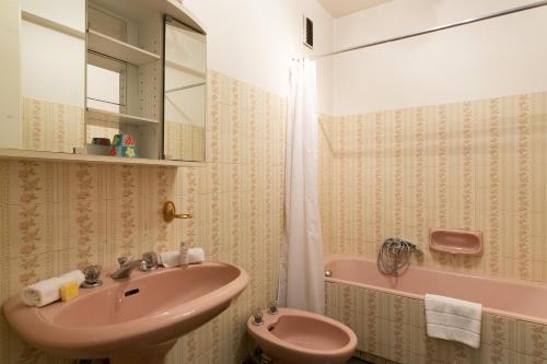 une salle de bain avec un lavabo, des toilettes et une baignoire dans l'établissement Palais Royal YourHostHelper, à Cannes