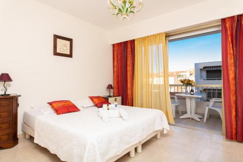 - une chambre avec un lit blanc et un balcon dans l'établissement Palais Royal YourHostHelper, à Cannes