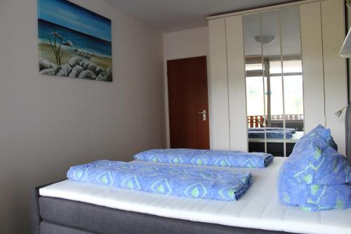 Un dormitorio con una cama con almohadas azules. en Ferienwohnung Schluchsee, en Schluchsee