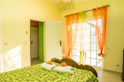 Giường trong phòng chung tại Villa Paraiso Spacious and Central To enjoy best beaches AC WIFI GARDEN POOL