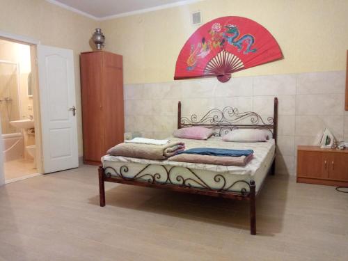 リヴィウにあるapartments Stepan Bandery Street, 51 lvivのベッドルーム1室(赤い絵画の壁にベッド1台付)