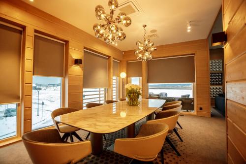 a dining room with a table and chairs at Jurmala Golf Club&Hotel in Piņķi