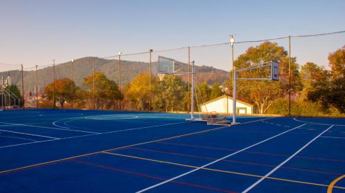 a tennis court with a net on top of it at Hotel Cemar in Mondariz